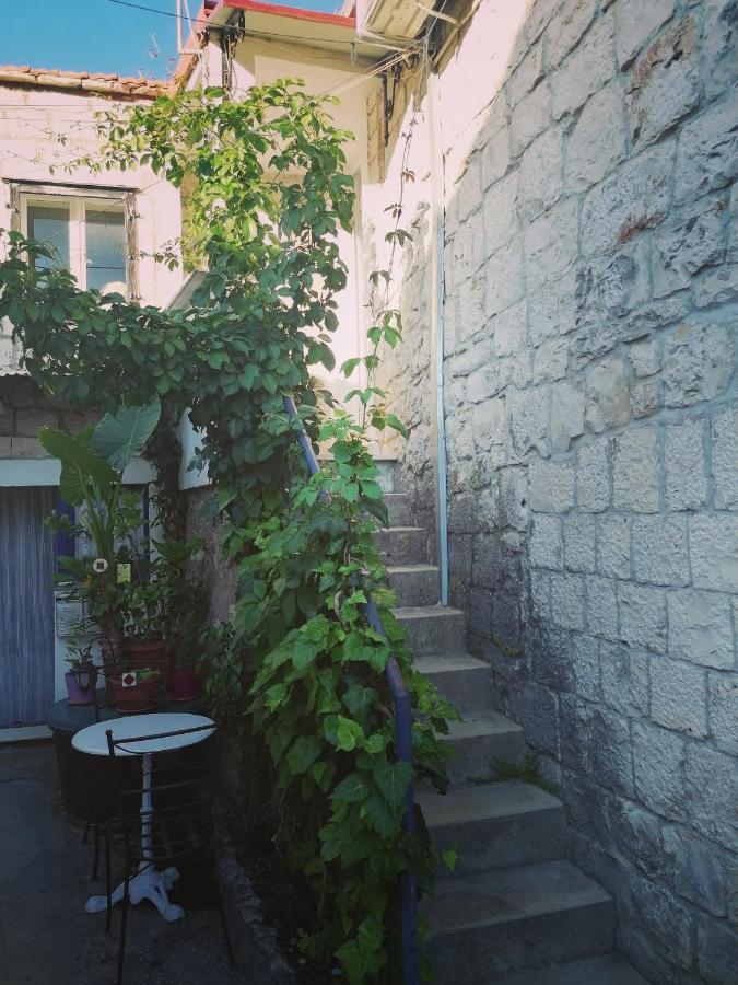 Stone House Apartment Слатине Екстериор снимка