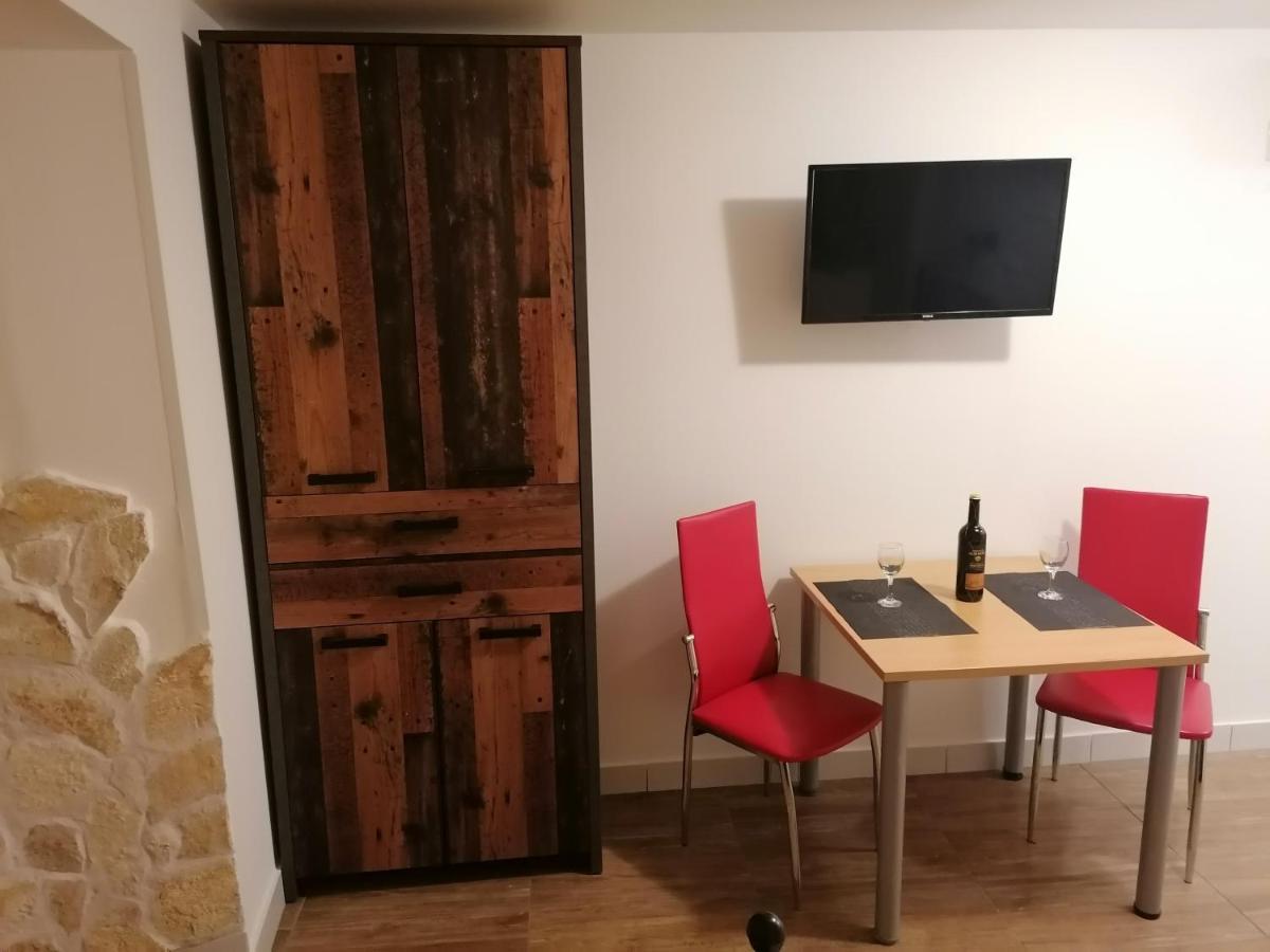 Stone House Apartment Слатине Екстериор снимка