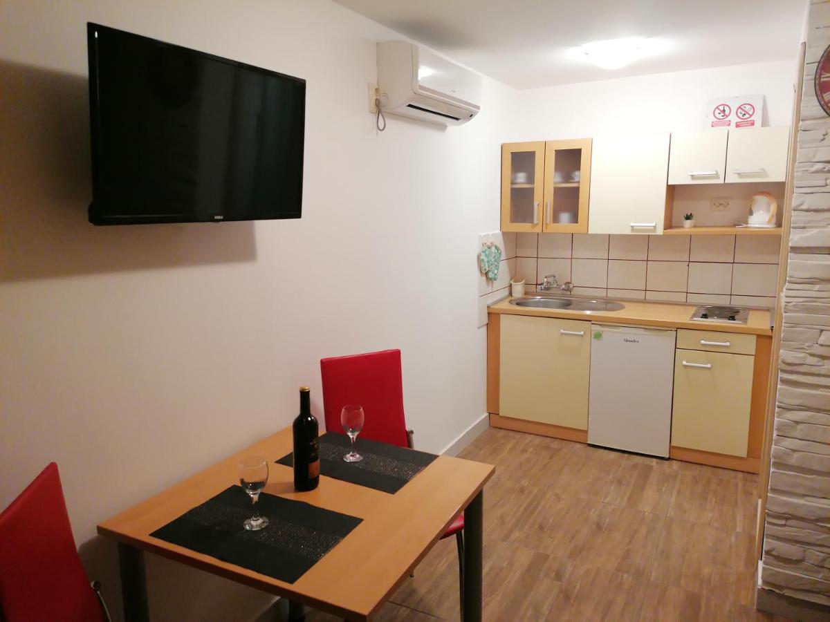 Stone House Apartment Слатине Екстериор снимка