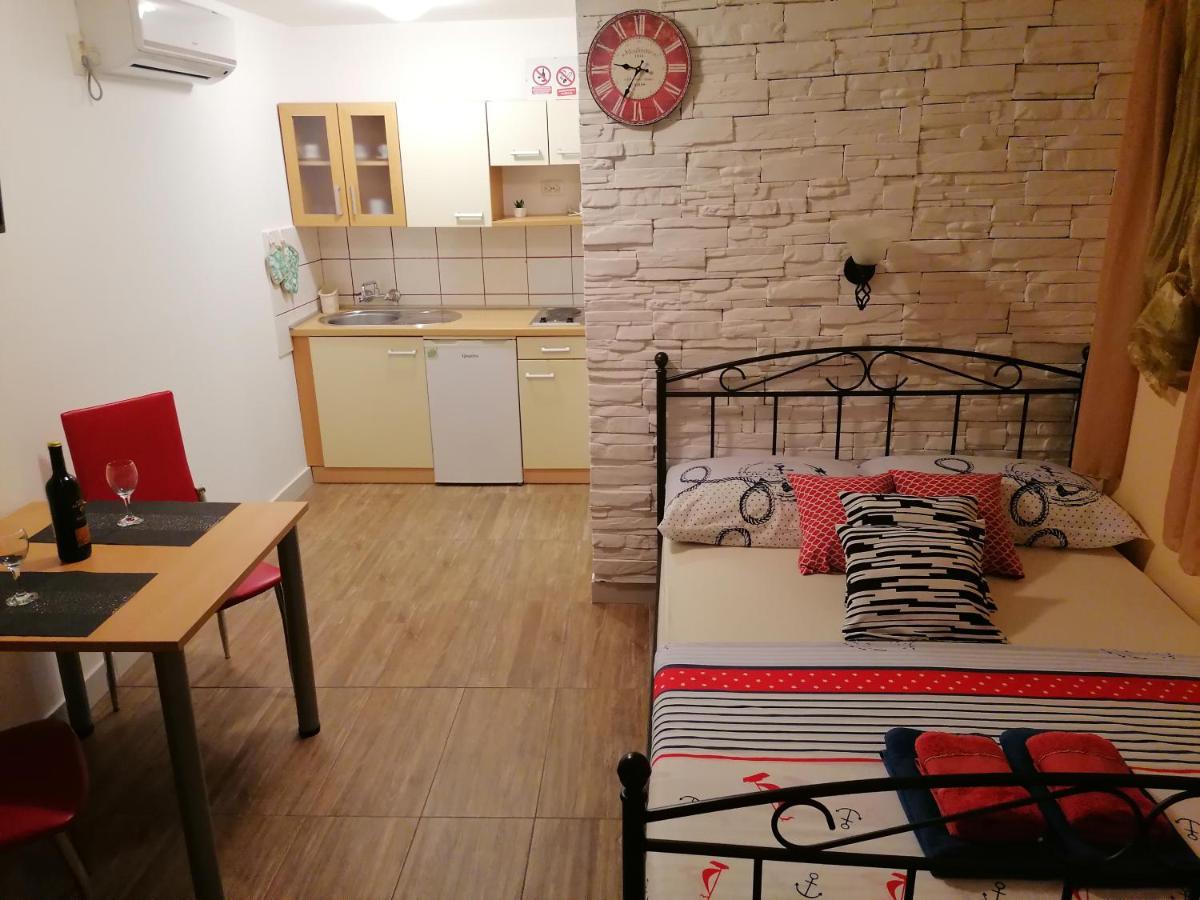 Stone House Apartment Слатине Екстериор снимка