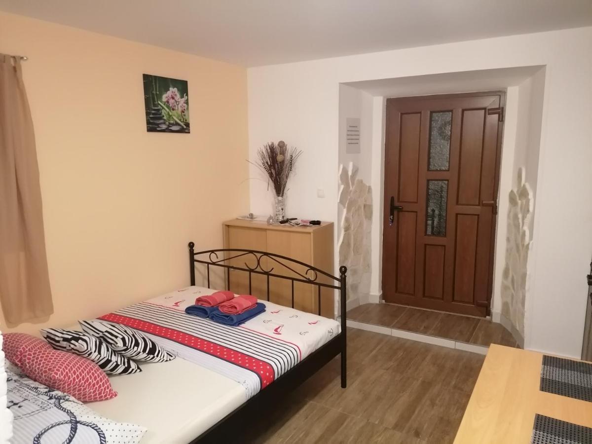 Stone House Apartment Слатине Екстериор снимка