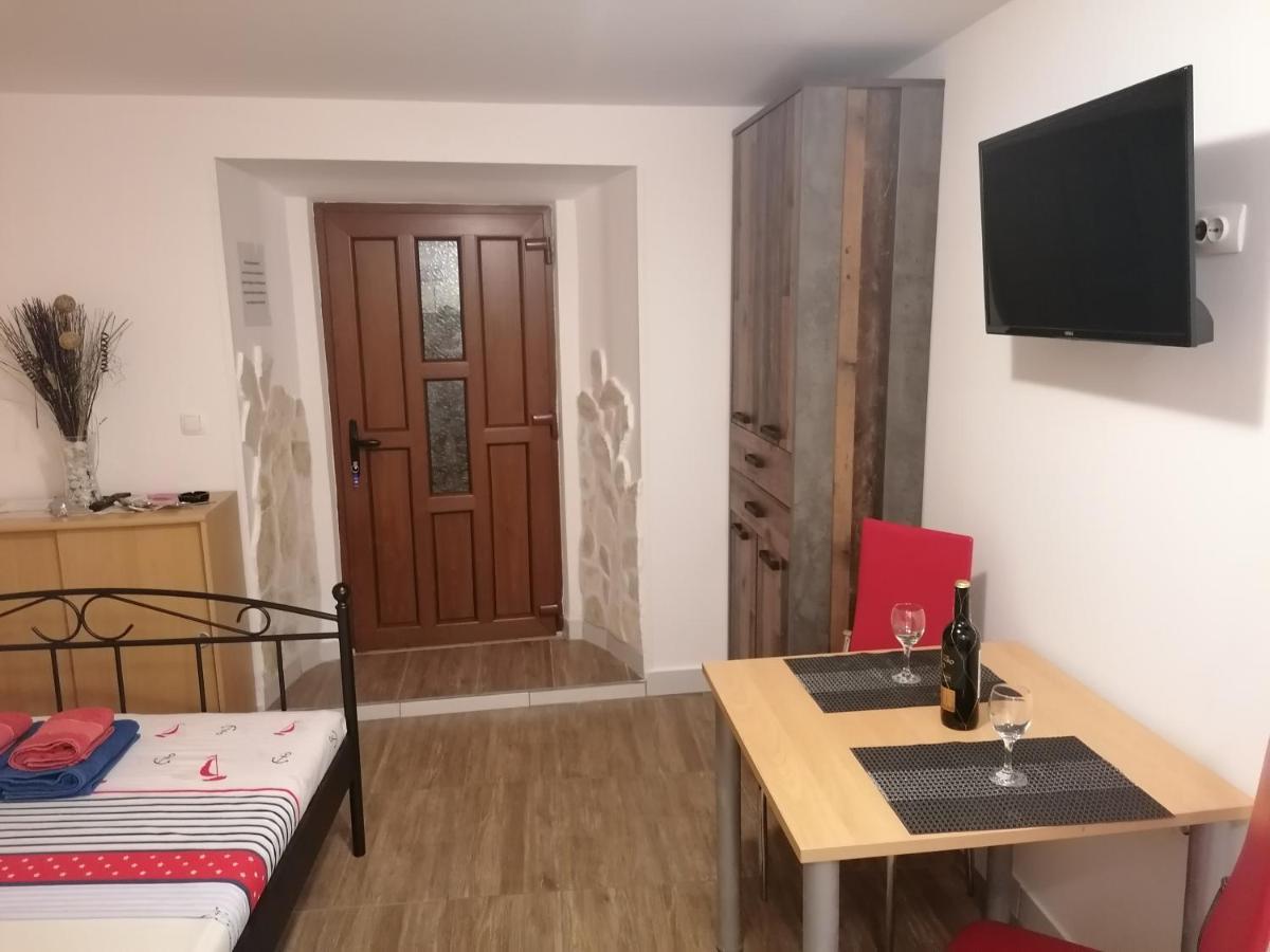 Stone House Apartment Слатине Екстериор снимка